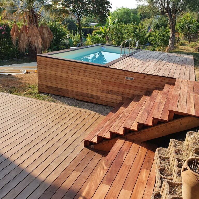 Chantier en Muiracatiara avec un petit bardage claire-voie mélèze sur les côtés de la piscine – POSEUR : ATP-AZUR TERRASSE PARQUET, Frédéric HORNIG